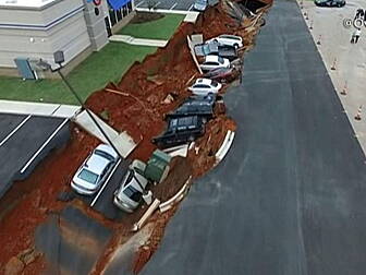 PIC: Sinkhole swallows 12 cars